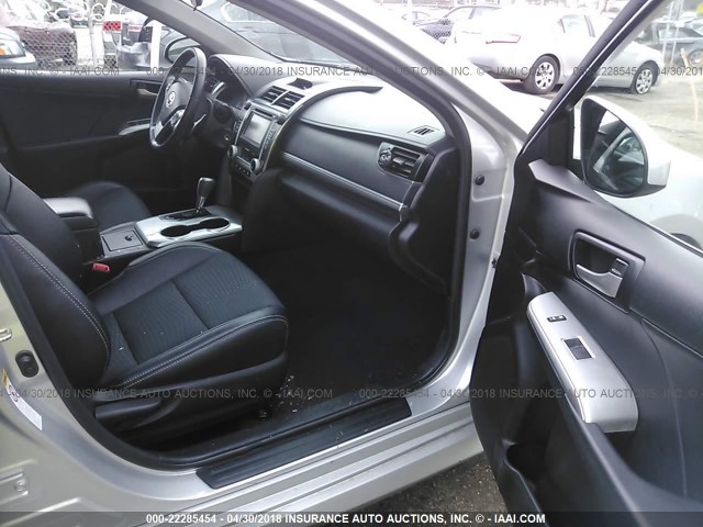 4T1BF1FK3EU368061 - 2014 TOYOTA CAMRY L/SE/LE/XLE 银色 照片 5