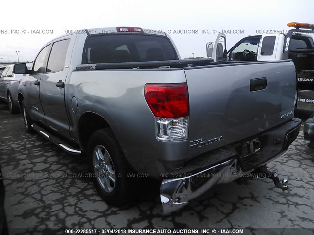 5TFDW5F17AX129360 - 2010 TOYOTA TUNDRA CREWMAX SR5 SILVER photo 3