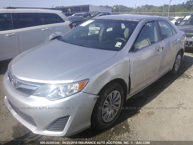 4T4BF1FK4ER443646 - 2014 TOYOTA CAMRY L/SE/LE/XLE SILVER photo 2