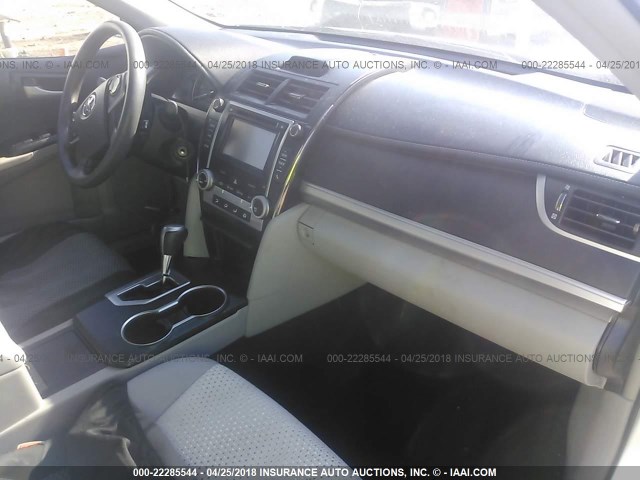 4T4BF1FK4ER443646 - 2014 TOYOTA CAMRY L/SE/LE/XLE SILVER photo 5