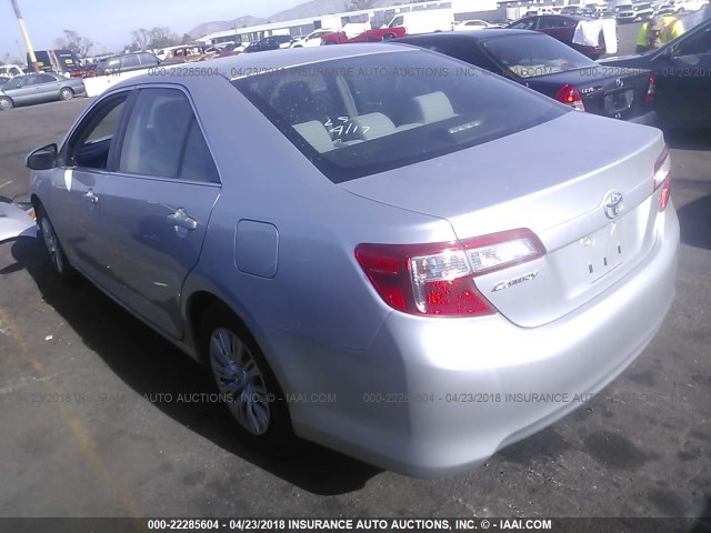 4T4BF1FK8CR172958 - 2012 TOYOTA CAMRY SE/LE/XLE SILVER photo 3