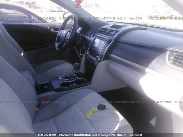 4T4BF1FK8CR172958 - 2012 TOYOTA CAMRY SE/LE/XLE SILVER photo 5