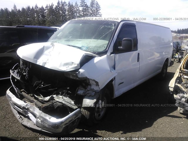 1GCHG39U031220422 - 2003 CHEVROLET EXPRESS G3500  WHITE photo 2