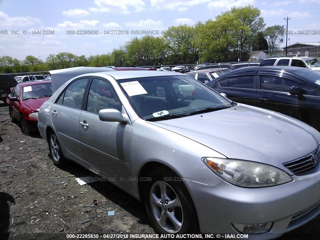 4T1BE32K45U096379 - 2005 TOYOTA CAMRY LE/XLE/SE SILVER photo 1