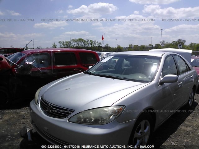 4T1BE32K45U096379 - 2005 TOYOTA CAMRY LE/XLE/SE SILVER photo 2