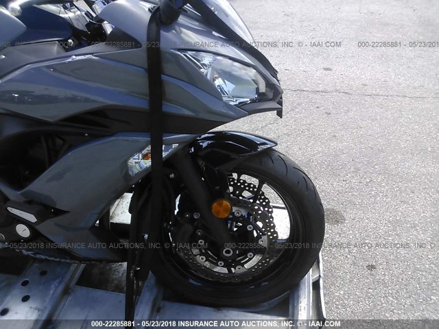 JKAEXEJ15JDA02677 - 2018 KAWASAKI EX650 J ნაცრისფერი ფოტო 5