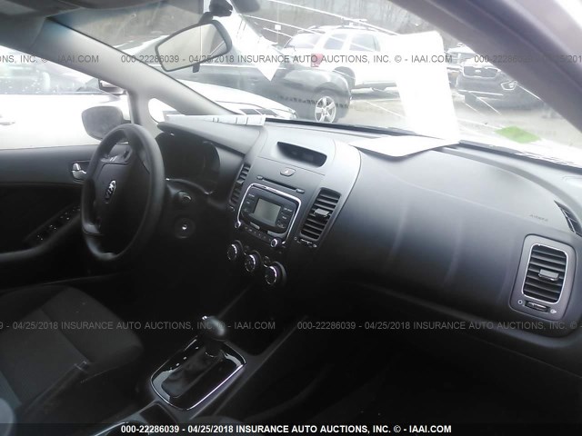 3KPFK4A73HE146449 - 2017 KIA FORTE LX WHITE photo 5