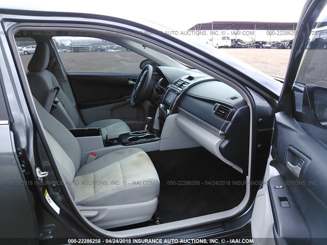 4T1BF1FK9CU197779 - 2012 TOYOTA CAMRY SE/LE/XLE ნაცრისფერი ფოტო 5