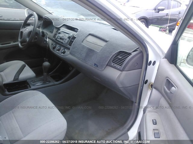 JTDBF32K230109703 - 2003 TOYOTA CAMRY LE/XLE WHITE photo 5