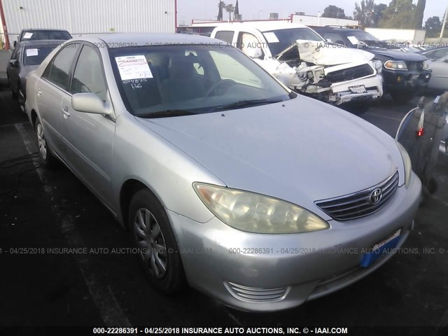 4T1BE32K65U554875 - 2005 TOYOTA CAMRY LE/XLE/SE SILVER photo 1