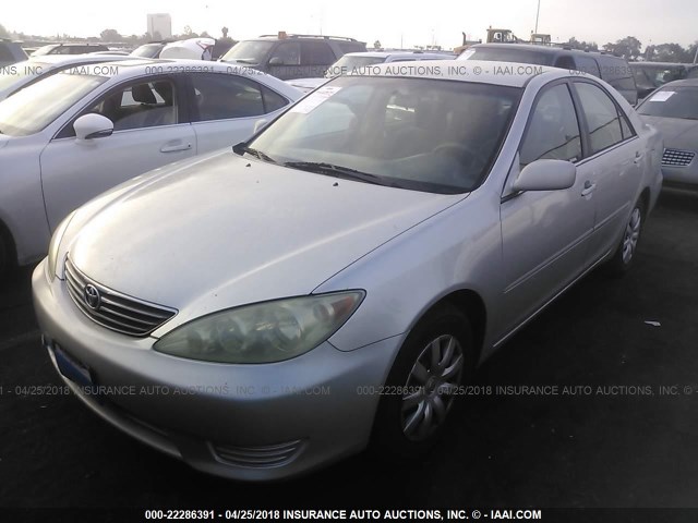 4T1BE32K65U554875 - 2005 TOYOTA CAMRY LE/XLE/SE 银色 照片 2