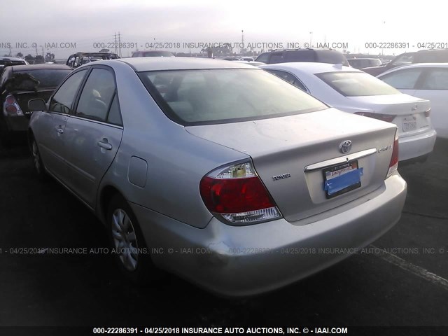 4T1BE32K65U554875 - 2005 TOYOTA CAMRY LE/XLE/SE 银色 照片 3