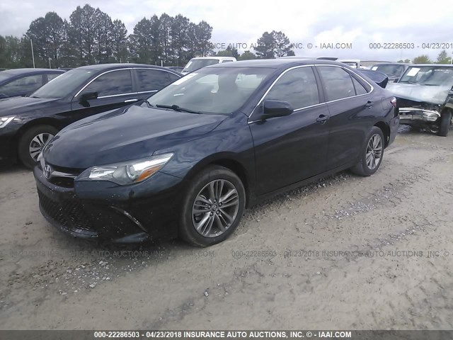 4T1BF1FK0FU935179 - 2015 TOYOTA CAMRY LE/XLE/SE/XSE BLACK photo 2