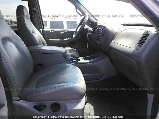 1FMPU16L0YLA00726 - 2000 FORD EXPEDITION XLT SILVER photo 5