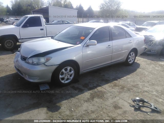 4T1BE32K95U970676 - 2005 TOYOTA CAMRY LE/XLE/SE SILVER photo 2
