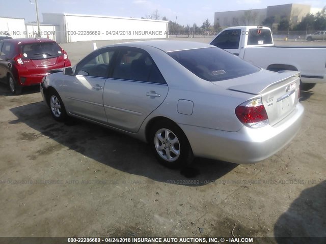 4T1BE32K95U970676 - 2005 TOYOTA CAMRY LE/XLE/SE SILVER photo 3