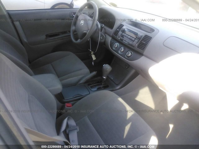 4T1BE32K95U970676 - 2005 TOYOTA CAMRY LE/XLE/SE ვერცხლისფერი ფოტო 5