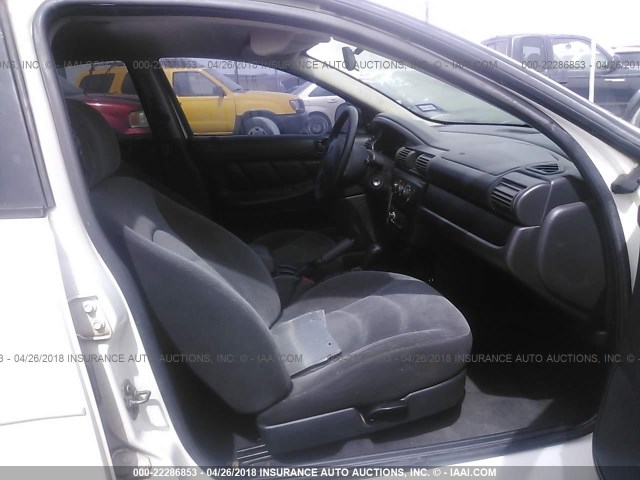 1B3EL36XX3N586637 - 2003 DODGE STRATUS SE WHITE photo 5