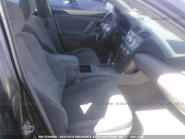4T4BE46K39R077737 - 2009 TOYOTA CAMRY SE/LE/XLE Сұр фото 5