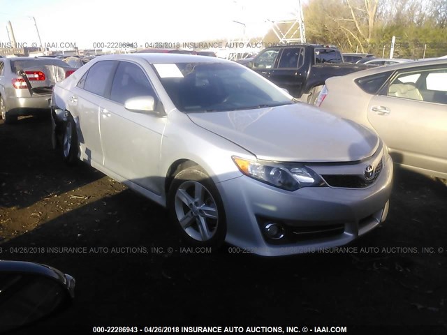 4T1BF1FK6DU708172 - 2013 TOYOTA CAMRY L/SE/LE/XLE ვერცხლისფერი ფოტო 1