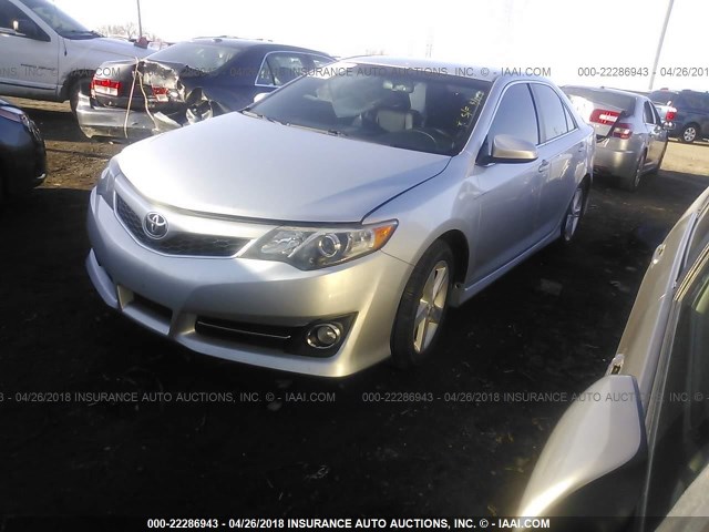 4T1BF1FK6DU708172 - 2013 TOYOTA CAMRY L/SE/LE/XLE ვერცხლისფერი ფოტო 2