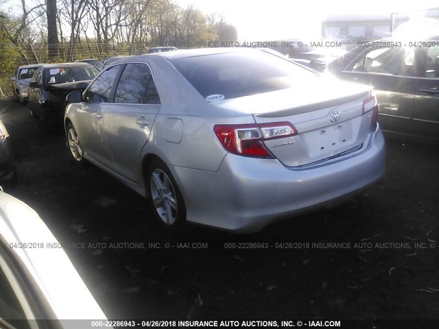 4T1BF1FK6DU708172 - 2013 TOYOTA CAMRY L/SE/LE/XLE ვერცხლისფერი ფოტო 3