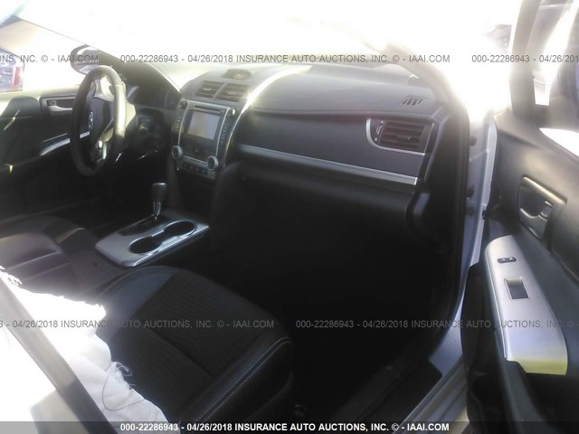 4T1BF1FK6DU708172 - 2013 TOYOTA CAMRY L/SE/LE/XLE ვერცხლისფერი ფოტო 5