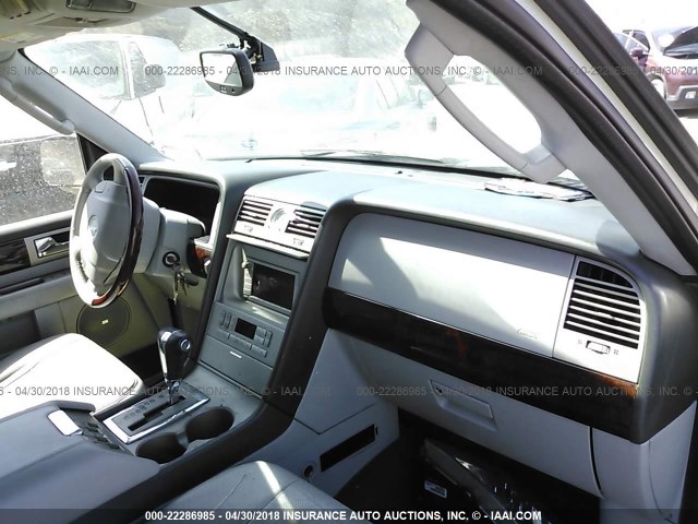 5LMFU28595LJ09677 - 2005 LINCOLN NAVIGATOR WHITE photo 5