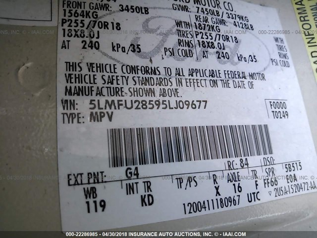 5LMFU28595LJ09677 - 2005 LINCOLN NAVIGATOR WHITE photo 9