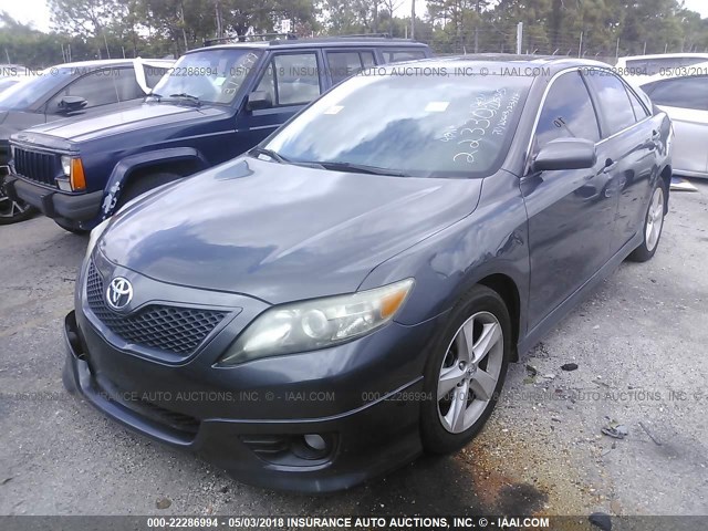 4T1BF3EK3BU223305 - 2011 TOYOTA CAMRY SE/LE/XLE GRAY photo 2