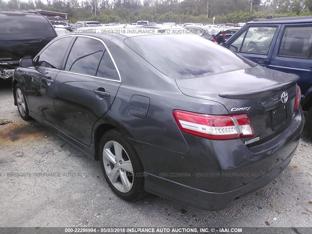 4T1BF3EK3BU223305 - 2011 TOYOTA CAMRY SE/LE/XLE GRAY photo 3