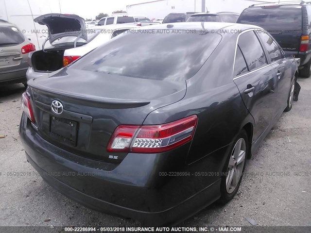 4T1BF3EK3BU223305 - 2011 TOYOTA CAMRY SE/LE/XLE GRAY photo 4