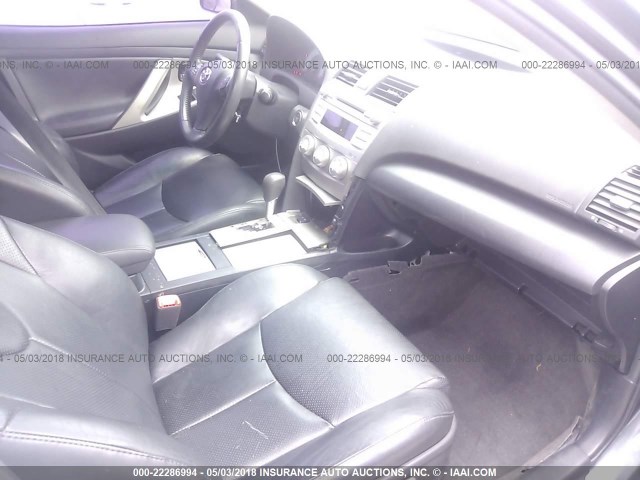 4T1BF3EK3BU223305 - 2011 TOYOTA CAMRY SE/LE/XLE GRAY photo 5