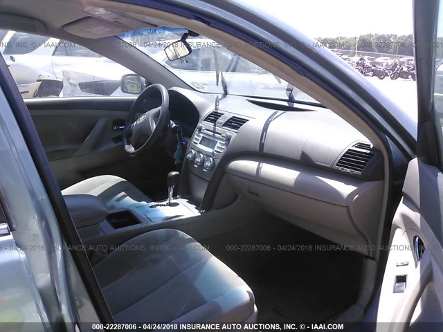 4T4BE46K69R080230 - 2009 TOYOTA CAMRY SE/LE/XLE Light Blue photo 5