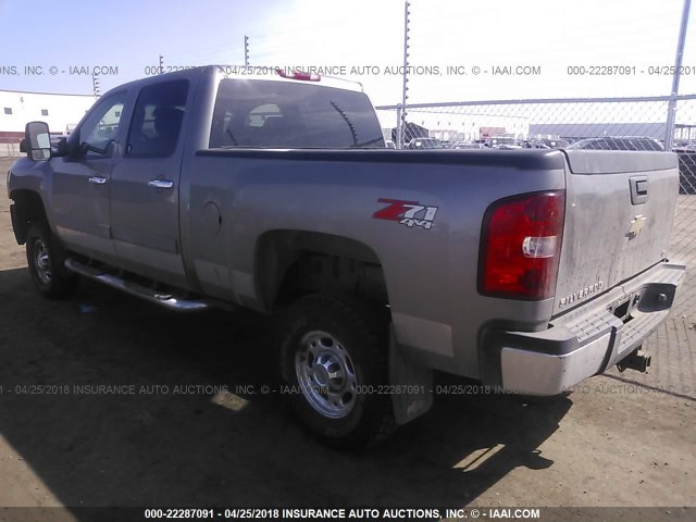 1GCHK23K07F552322 - 2007 CHEVROLET SILVERADO K2500 HEAVY DUTY GRAY photo 3