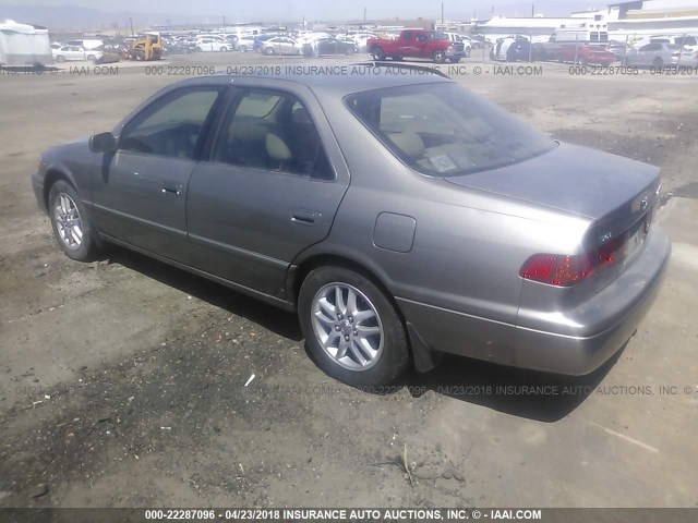 JT2BF28K1Y0258038 - 2000 TOYOTA CAMRY LE/XLE GRAY photo 3