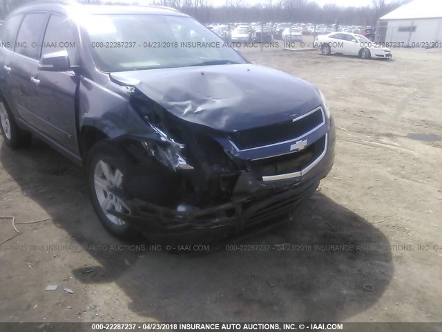 1GNLRFED0AS123098 - 2010 CHEVROLET TRAVERSE LT GRAY photo 6