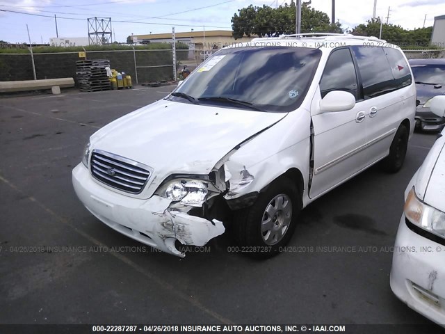 KNDUP131726296819 - 2002 KIA SEDONA EX/LX WHITE photo 2