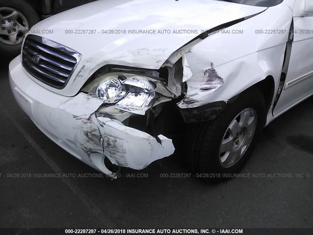 KNDUP131726296819 - 2002 KIA SEDONA EX/LX WHITE photo 6