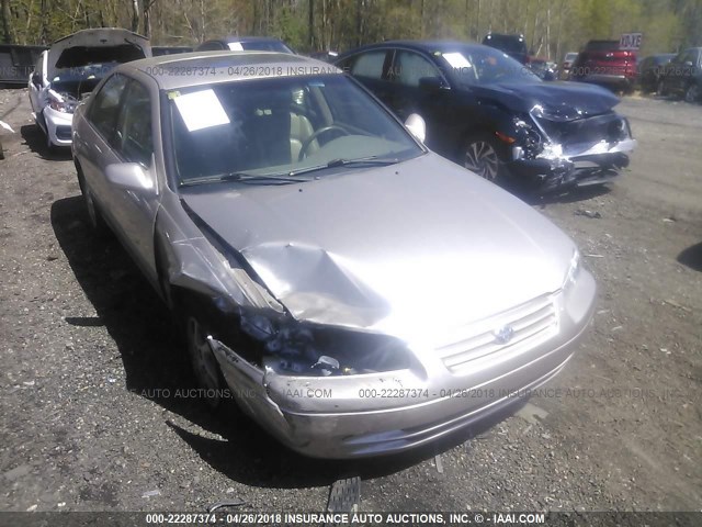 JT2BF28KXX0183001 - 1999 TOYOTA CAMRY LE/XLE GOLD photo 1