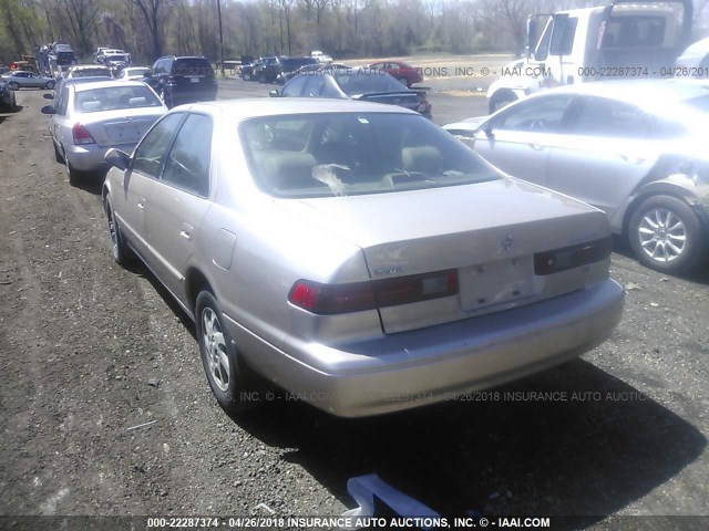 JT2BF28KXX0183001 - 1999 TOYOTA CAMRY LE/XLE GOLD photo 3