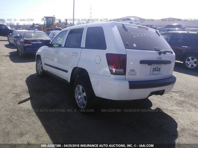 1J8GR48K68C213782 - 2008 JEEP GRAND CHEROKEE LAREDO WHITE photo 3