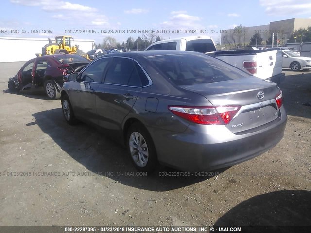 4T4BF1FK9FR474683 - 2015 TOYOTA CAMRY LE/XLE/SE/XSE ნაცრისფერი ფოტო 3
