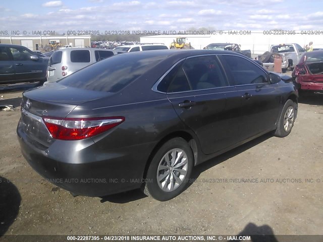 4T4BF1FK9FR474683 - 2015 TOYOTA CAMRY LE/XLE/SE/XSE ნაცრისფერი ფოტო 4