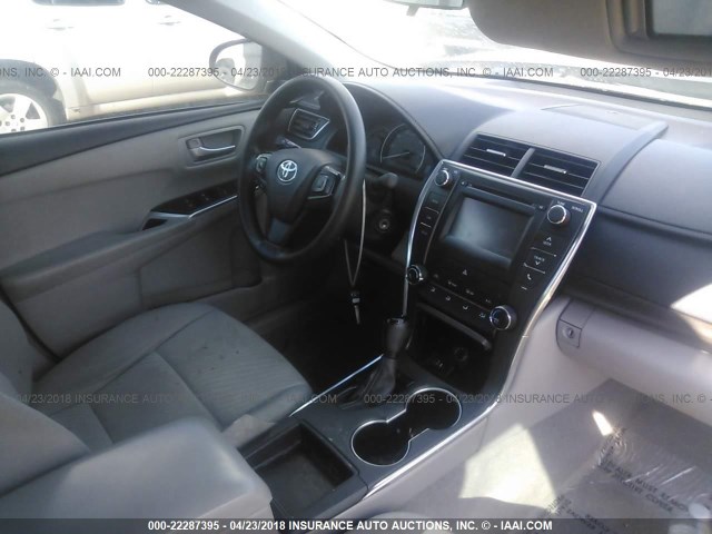 4T4BF1FK9FR474683 - 2015 TOYOTA CAMRY LE/XLE/SE/XSE ნაცრისფერი ფოტო 5