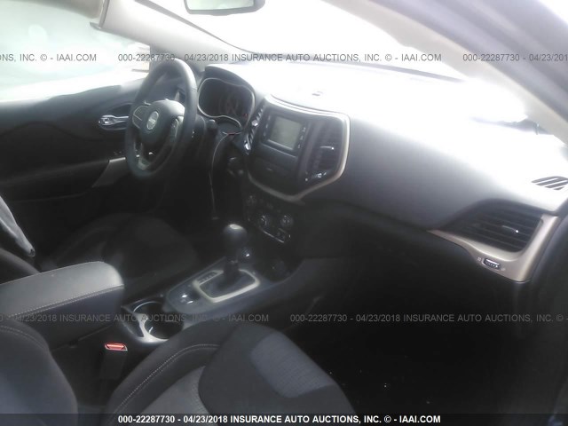 1C4PJMCS2HW588332 - 2017 JEEP CHEROKEE LATITUDE Szary zdjęcie 5