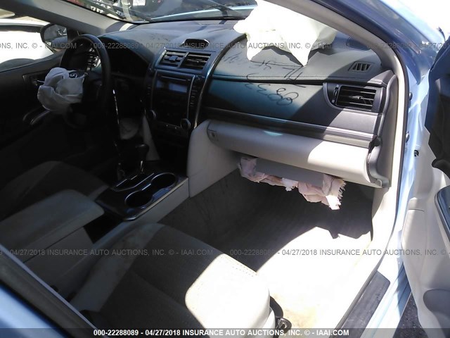 4T1BD1FKXCU042857 - 2012 TOYOTA CAMRY HYBRID/LE/XLE 浅蓝色 照片 5