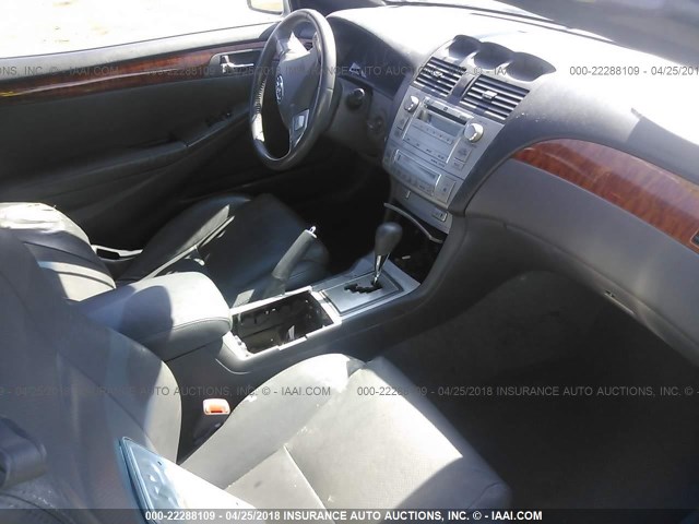 4T1FA38P77U111279 - 2007 TOYOTA CAMRY SOLARA SE/SLE ვერცხლისფერი ფოტო 5