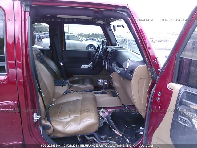 1J4BA5H13BL561255 - 2011 JEEP WRANGLER UNLIMITE SAHARA MAROON photo 5