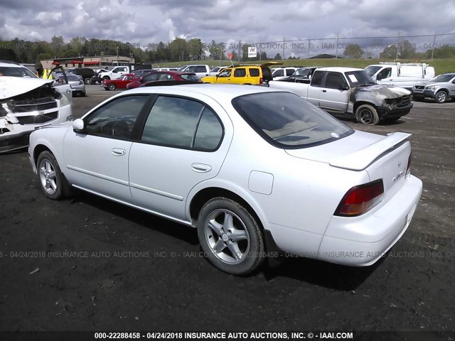 JN1CA21A1WT304056 - 1998 NISSAN MAXIMA GLE/GXE/SE WHITE photo 3